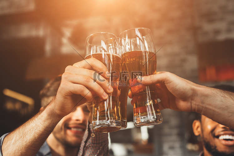 男人在酒吧喝啤酒和闪烁的玻璃杯