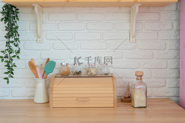 现代化厨房，白色墙壁，木制台面