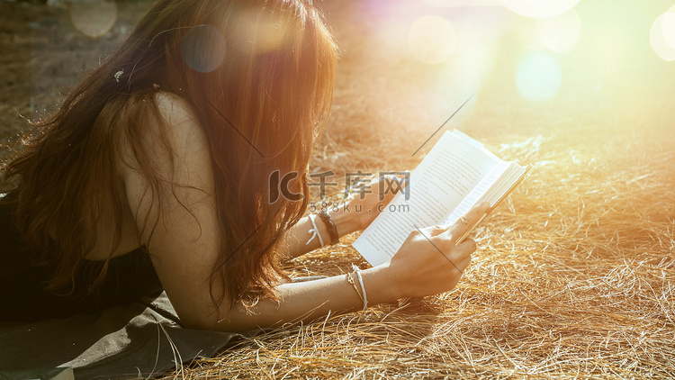 女人在公园里放松阅读。假日 睡