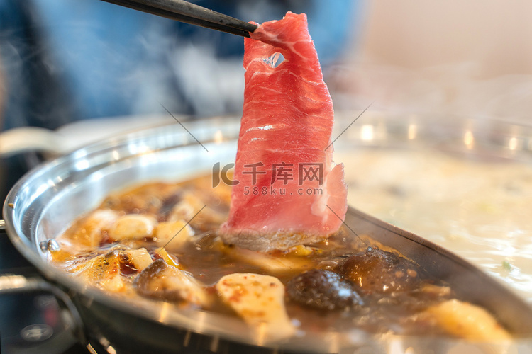 火锅里的香辣牛肉沙布沙布.