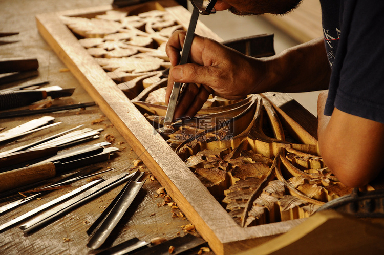 技术精湛的工匠做木雕使用传统的