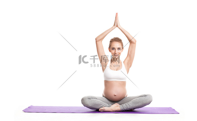孕妇做瑜伽的肖像