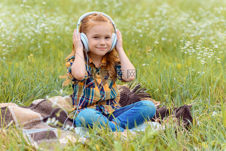 可爱的孩子听音乐的耳机, 而坐