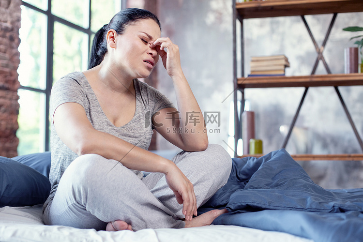 减轻偏头痛的沉闷的哀伤的妇女