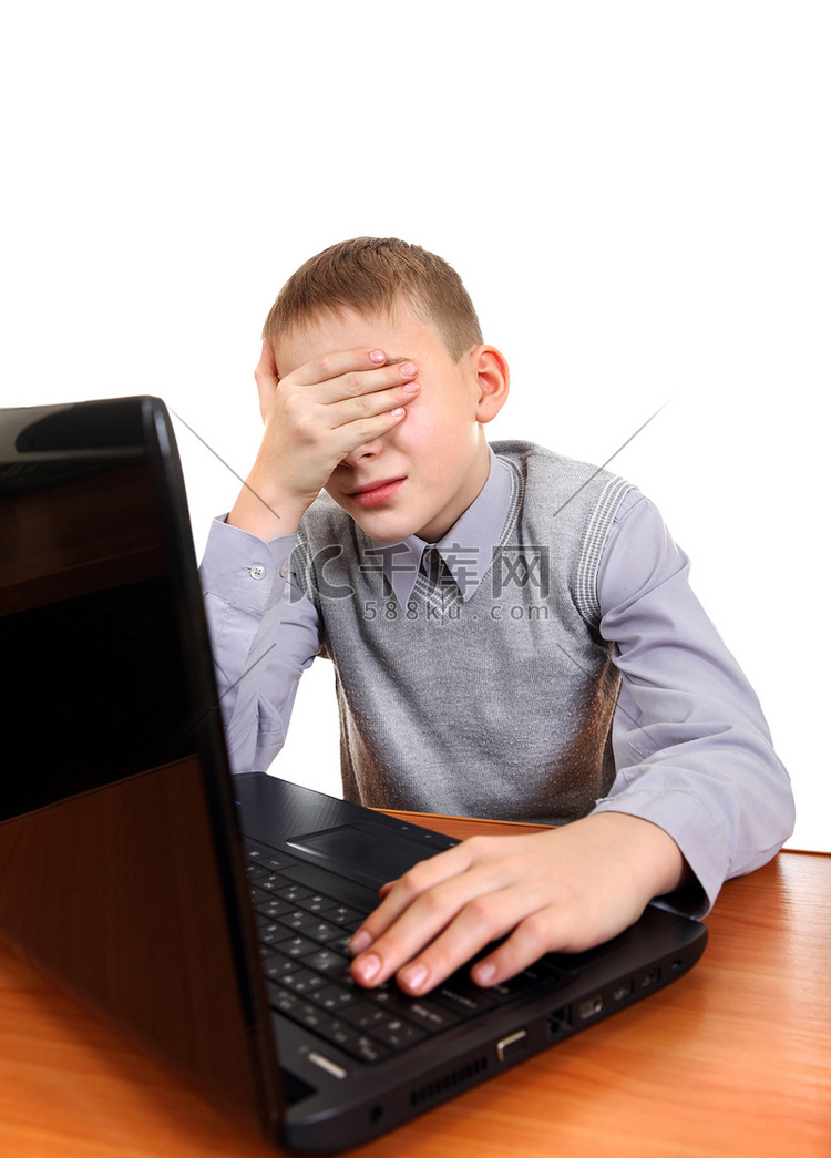 伤心的孩子与笔记本电脑