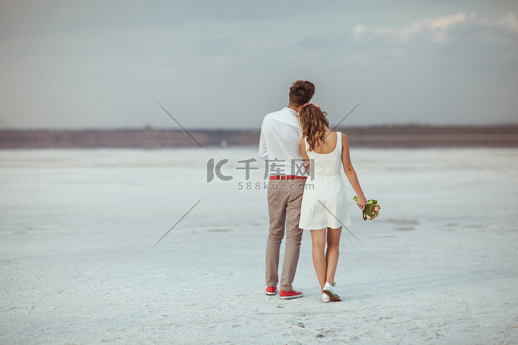 在海滩上散步的夫妻.