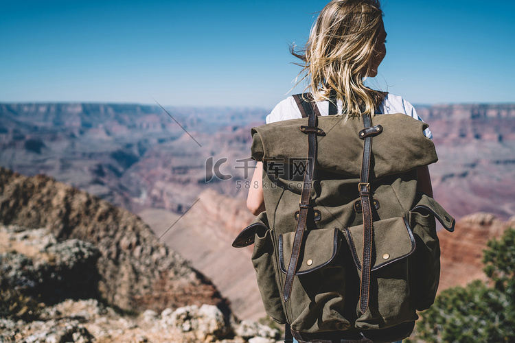 带背包的女性旅行者的背景色探索