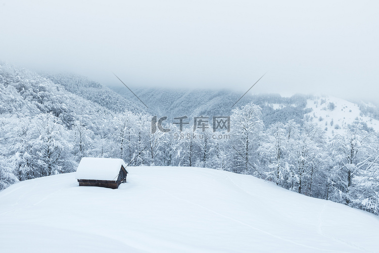 冬天的风景，山上有寂寞的雪屋