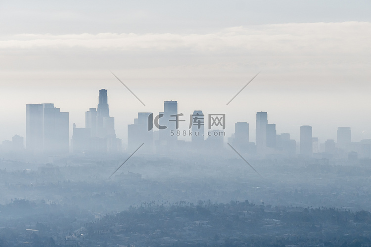 多雾的城市视图洛杉矶市中心