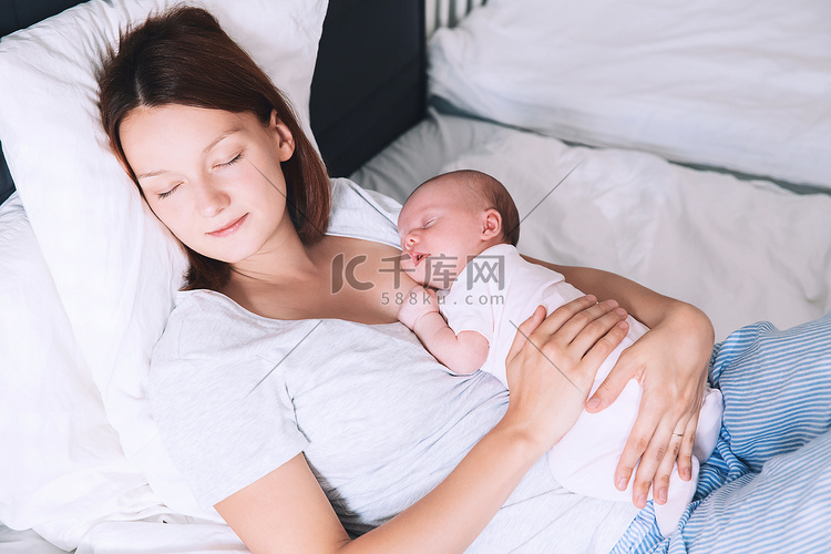 刚出生的婴儿睡在他母亲的手. 
