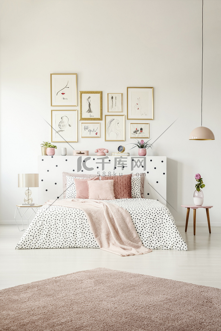 粉红色地毯和海报在妇女的卧室内