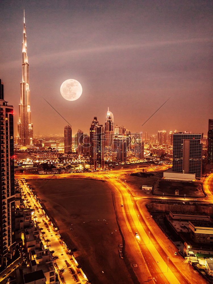 迪拜在月光下