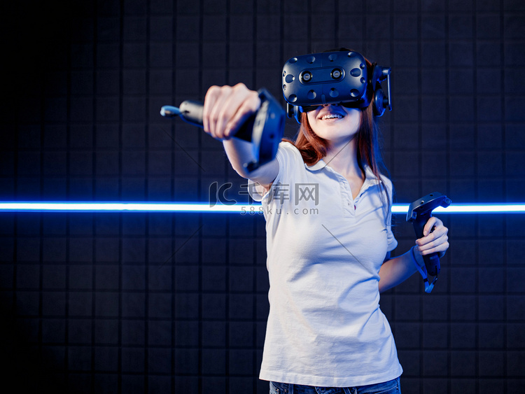 一个在游戏室的虚拟现实头盔的年