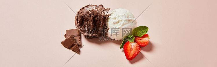 新鲜美味的白色和巧克力冰淇淋球