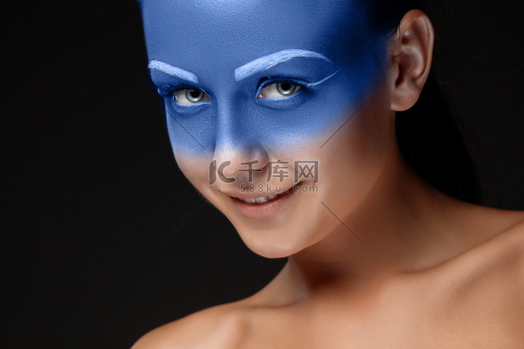 假扮女子肖像布满了蓝色的油漆