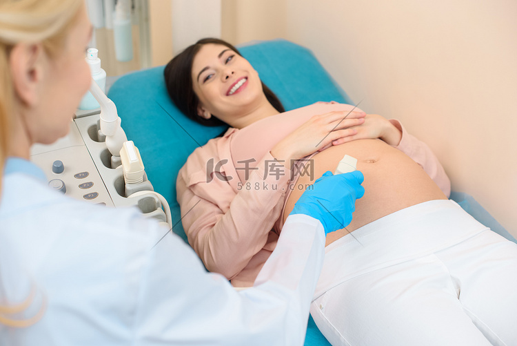 产科妇科医生对年轻孕妇进行超声