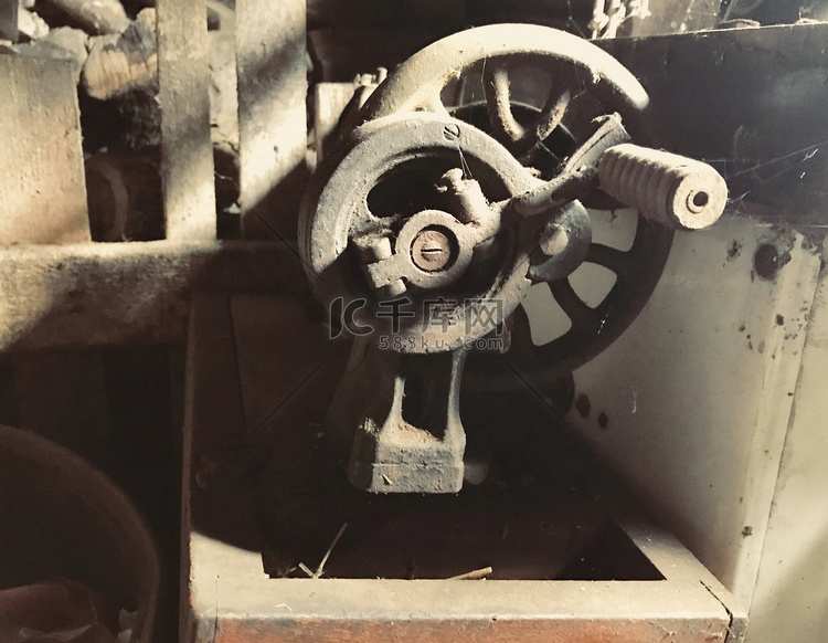 手工驱动旧缝纫机特写。覆盖着腐