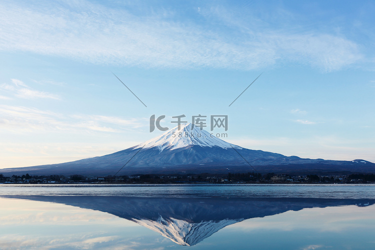 富士山的翻转的图像