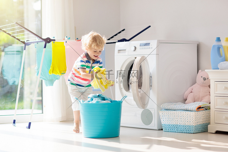 儿童在洗衣房内设有洗衣机或滚筒