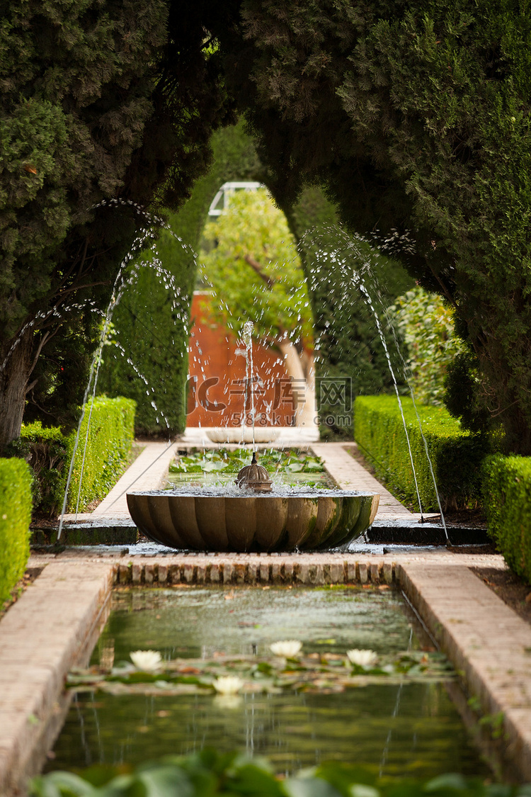 在阿罕布拉宫的花园夏宫喷泉