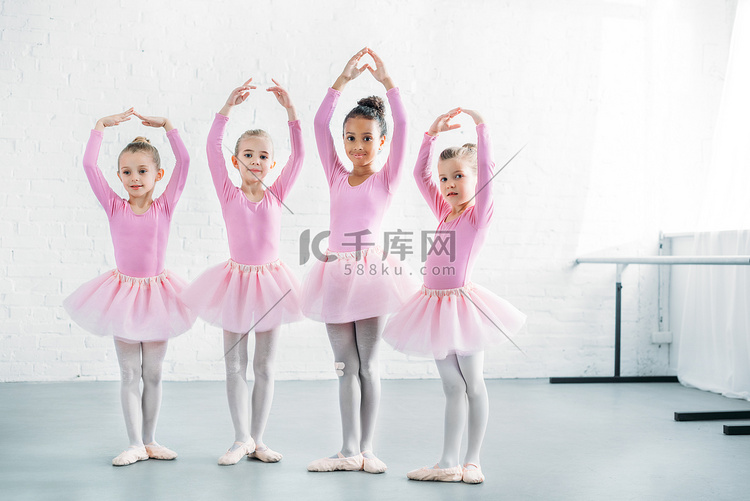 美丽的多民族的孩子粉红色的芭蕾