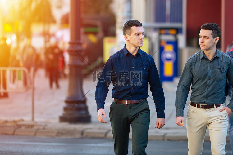 两个商人在大街上走路和说话与城