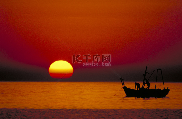日出和钓鱼船