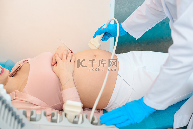 产科妇科医生拍的超声检查妊娠妇
