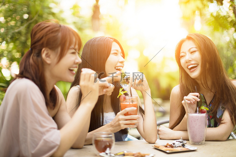 女性朋友组谈话中餐厅花园 
