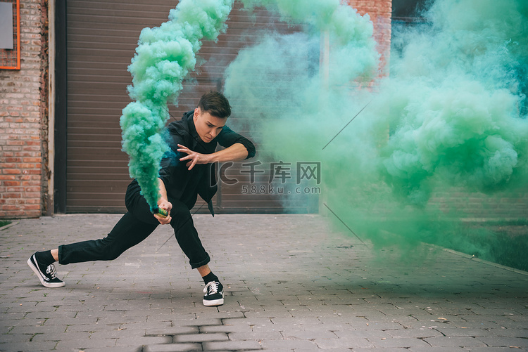 城市街道绿色烟雾的年轻人跳舞 