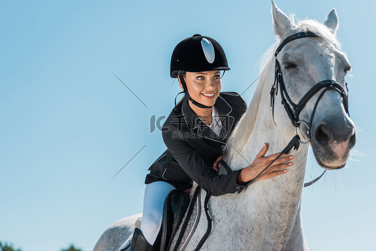 在马俱乐部有吸引力的女子骑马骑