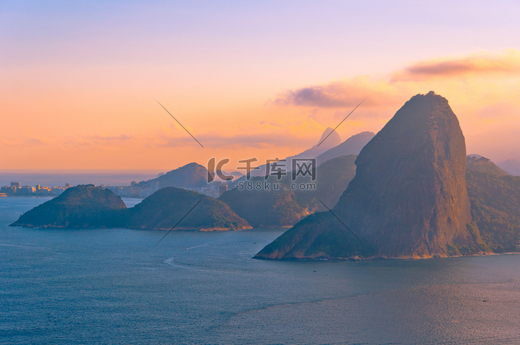 舒格洛夫山和夕阳红