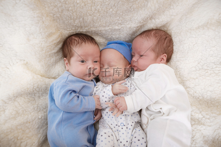 肖像的新生三胞胎-男孩
