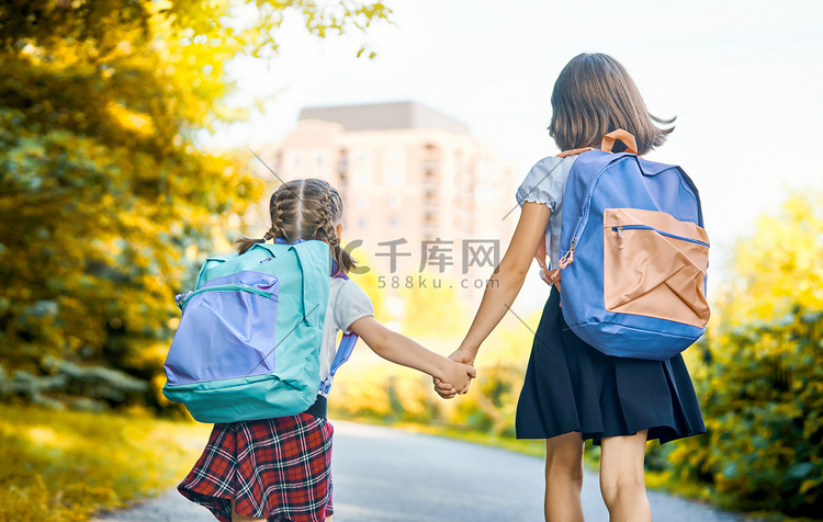 背着背包的女孩要上学