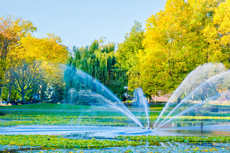秋天公园的喷泉、水柱及水花