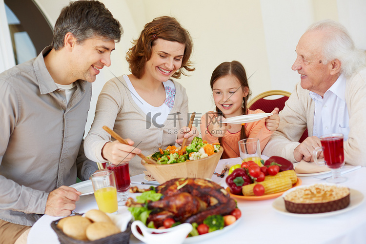 家人共进感恩节晚餐