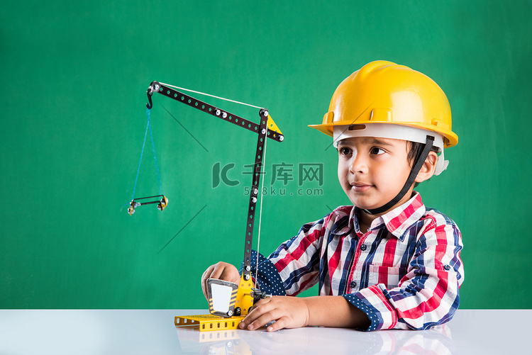 可爱的印度宝贝男孩玩玩具起重机