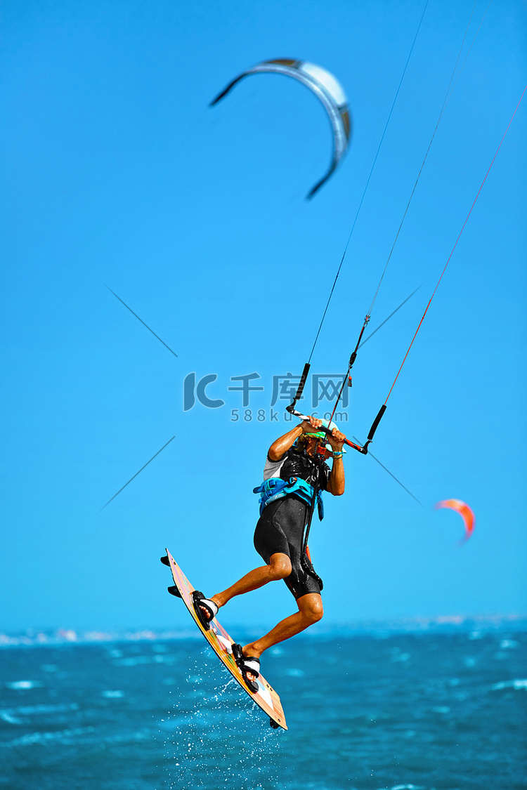 水上运动。风筝冲浪，风筝冲浪在