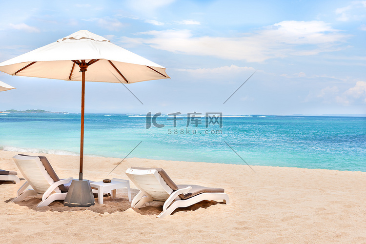 沙滩边休息椅、 遮阳伞在沙滩上 