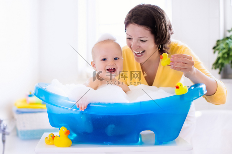 年轻的母亲沐浴男婴