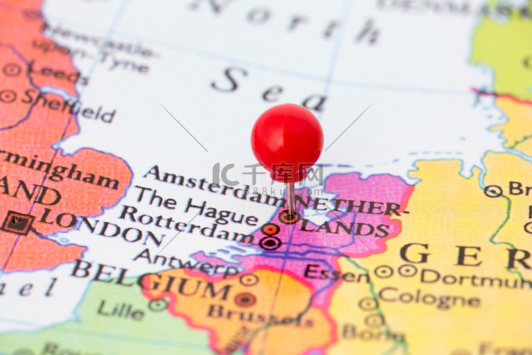 在荷兰地图上的红色图钉