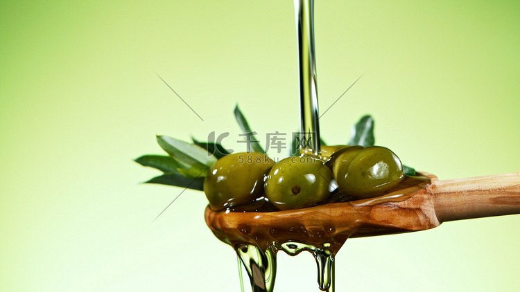 将橄榄油倒入绿色橄榄叶中，放在