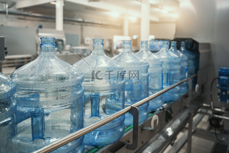装瓶纯净水的水厂生产线或输送带