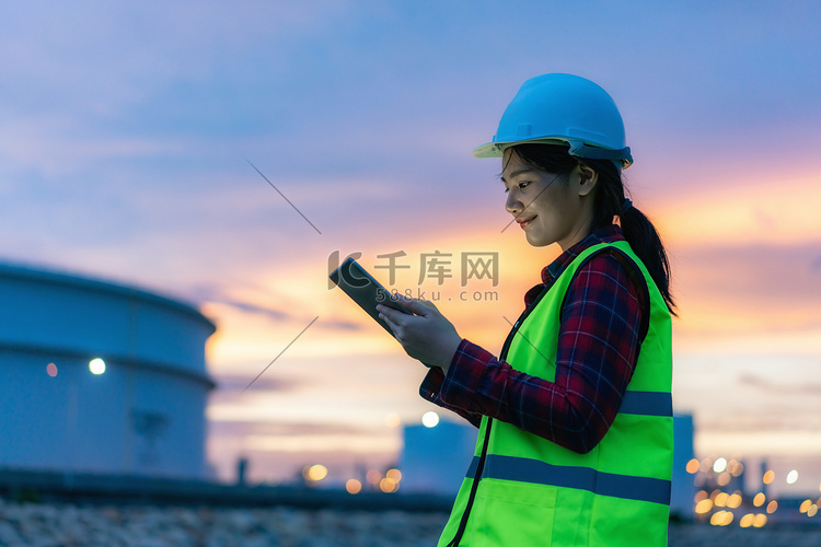 亚洲女石油化工工程师在夜间与数