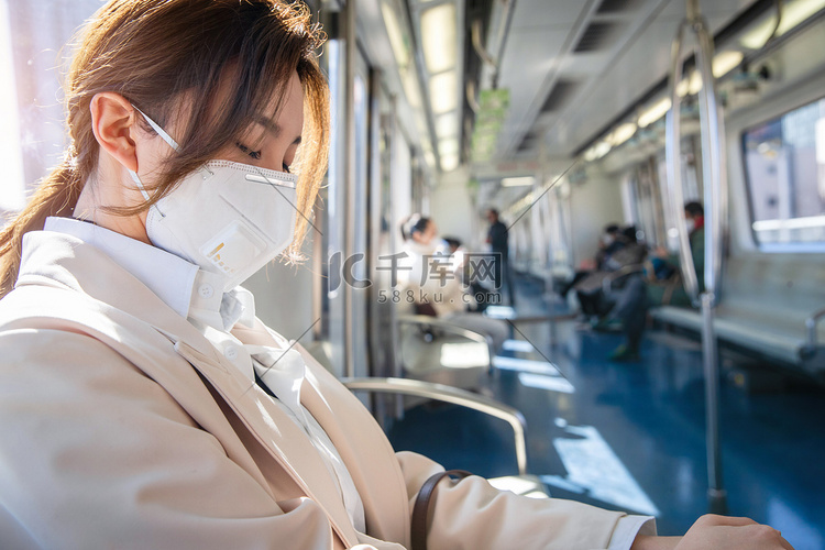 戴口罩的年轻女人在地铁上睡觉