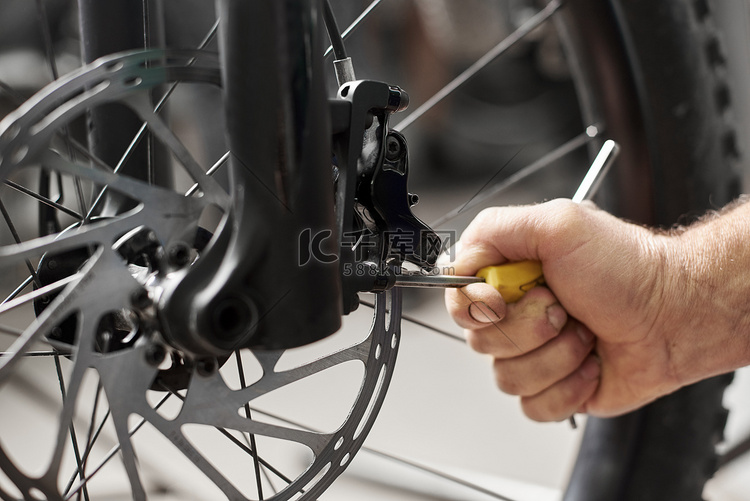 关闭在自行车修理厂工作的男性机