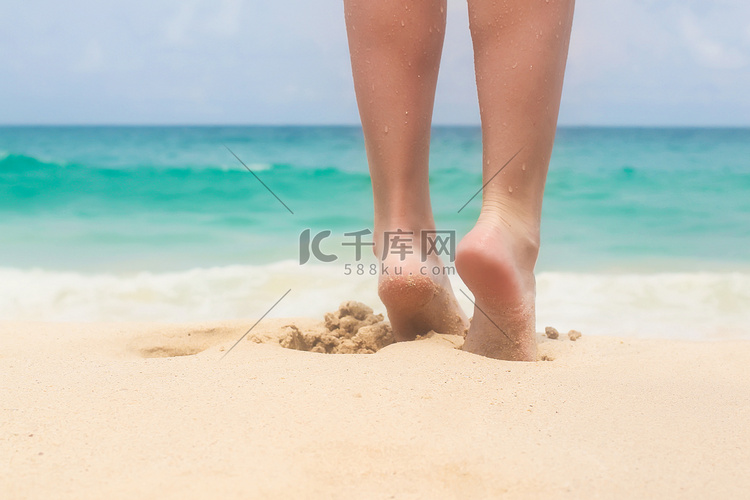 女人的美丽光滑的腿在白色的沙滩