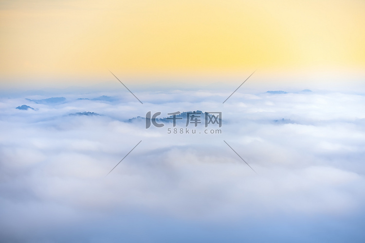 黎明在高原上，覆盖着雾在大叻山
