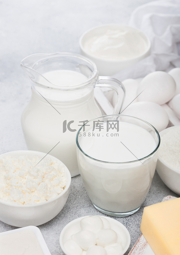 白色桌子背景的新鲜乳制品。罐和