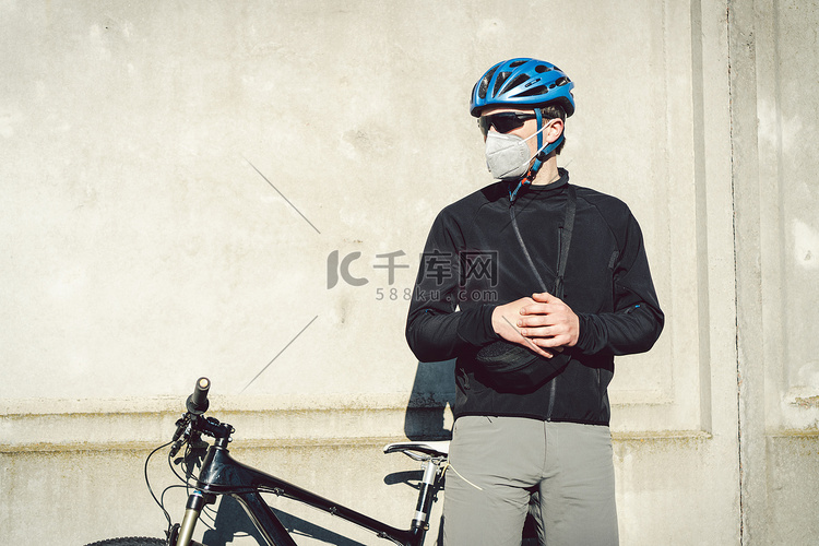由于城市的烟雾，骑自行车的人戴